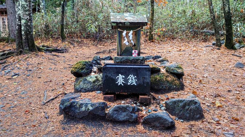 新屋山神社・ストーンサークル